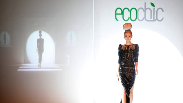 Ein Mannequin präsentiert Mode auf der Modenschau EcoChic in Shanghai. Ein Mannequin präsentiert Mode auf der Modenschau EcoChic in Shanghai.