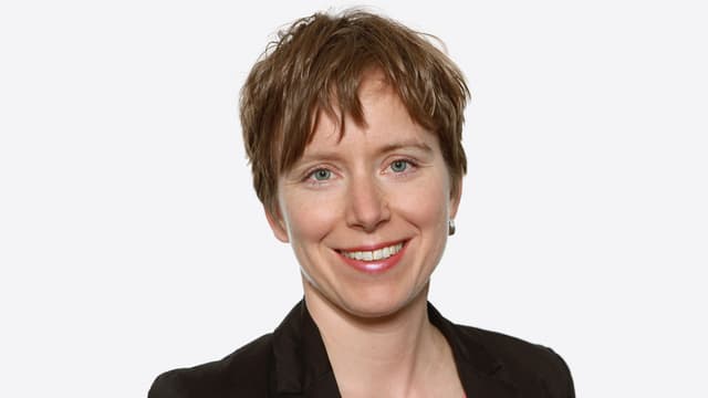 Foto da Christina Caprez rienta davant ina preit alva. Foto da Christina Caprez rienta davant ina preit alva.