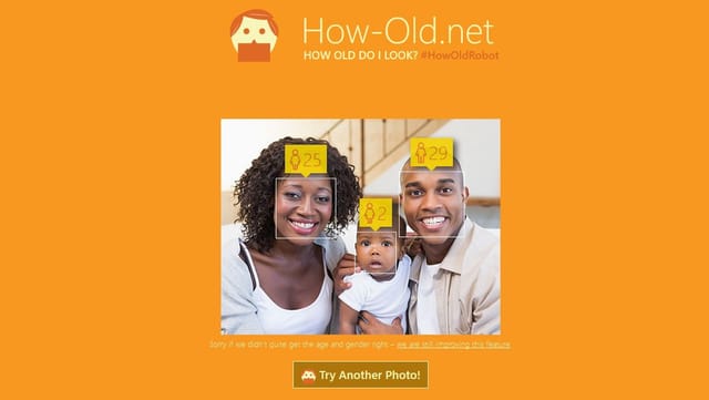 Eltern mit einem Kind, über deren Köpfen Geschlecht und Alter dargestellt werden - die Frontseite von Microsofts "How Old". Eltern mit einem Kind, über deren Köpfen Geschlecht und Alter dargestellt werden - die Frontseite von Microsofts "How Old".