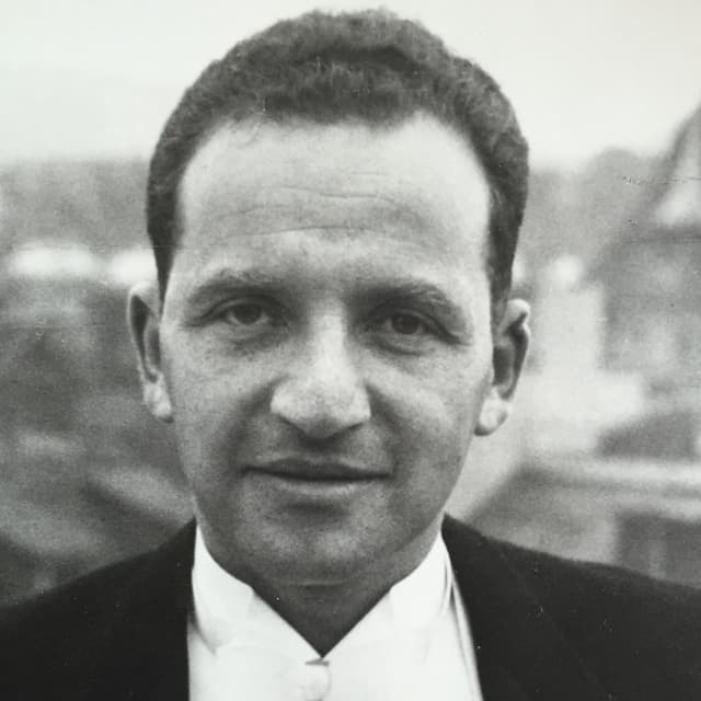 Alte schwarz-weiss-Fotografie: ein Mann mittleren Alters mit dunklen Haaren im Anzug. Alte schwarz-weiss-Fotografie: ein Mann mittleren Alters mit dunklen Haaren im Anzug.