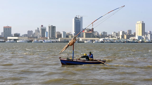 Skyline von Maputo. Die Thunfischflotte bleibt im Hafen. Skyline von Maputo. Die Thunfischflotte bleibt im Hafen.