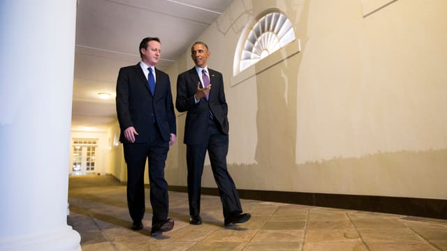Obama und Cameron schlendern durch einen Gang. Obama und Cameron schlendern durch einen Gang.
