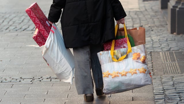 Frau mit Einkaufstaschen voller Geschenke. Frau mit Einkaufstaschen voller Geschenke.