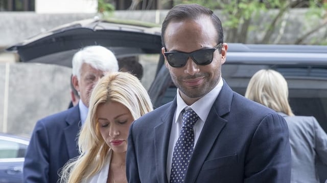 George Papadopoulos wurde wegen Falschaussage vor dem ausserordententlichen Untersuchungsausschuss im Rahmen der Russland-Untersuchung zu 14 Tagen Gefängnis verurteilt. George Papadopoulos wurde wegen Falschaussage vor dem ausserordententlichen Untersuchungsausschuss im Rahmen der Russland-Untersuchung zu 14 Tagen Gefängnis verurteilt.