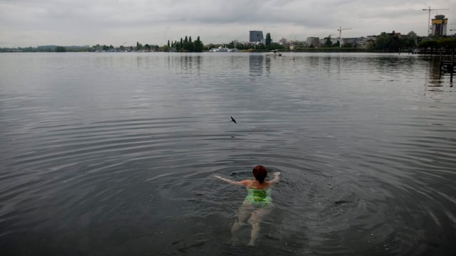 Frau im Zugersee am baden. Frau im Zugersee am baden.