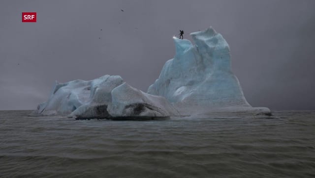Forscher auf Eisberg im Meer
