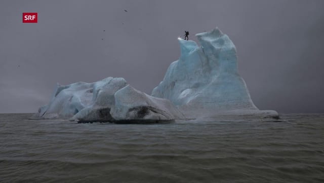 Forscher auf Eisberg im Meer Forscher auf Eisberg im Meer