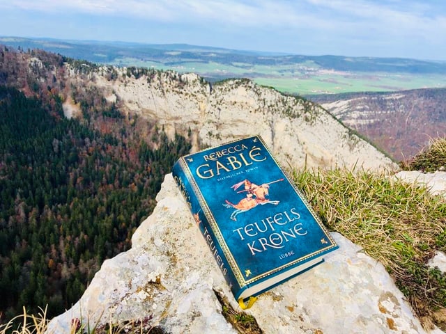 «Teufelskrone» von Rebecca Gablé liegt auf einem Felsvorsprung «Teufelskrone» von Rebecca Gablé liegt auf einem Felsvorsprung