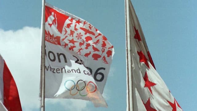 Drei Fahnen im Wind. Drei Fahnen im Wind.
