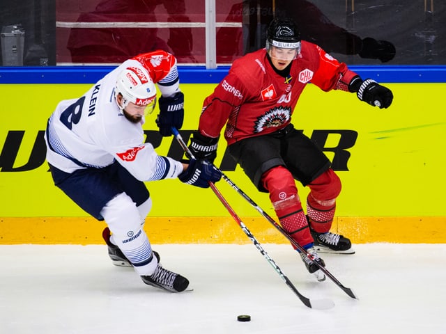 Kevin Klein von den ZSC Lions im Zweikampf mit Joel Mustonen. Kevin Klein von den ZSC Lions im Zweikampf mit Joel Mustonen.
