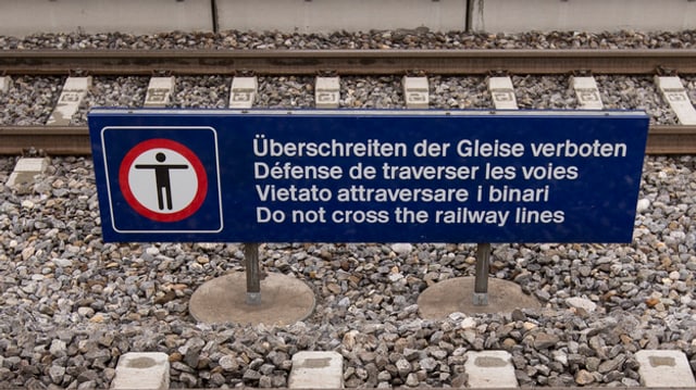 Ein Schild mit der Aufschrift Überschreiten der Gleise verboten Ein Schild mit der Aufschrift Überschreiten der Gleise verboten