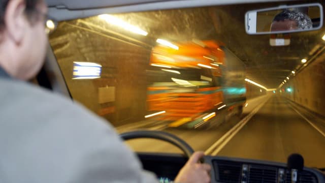 Ein Kleinbus-Chauffeur kreuzt im Gotthardtunnel einen Lastwagen. (keystone) Ein Kleinbus-Chauffeur kreuzt im Gotthardtunnel einen Lastwagen. (keystone)