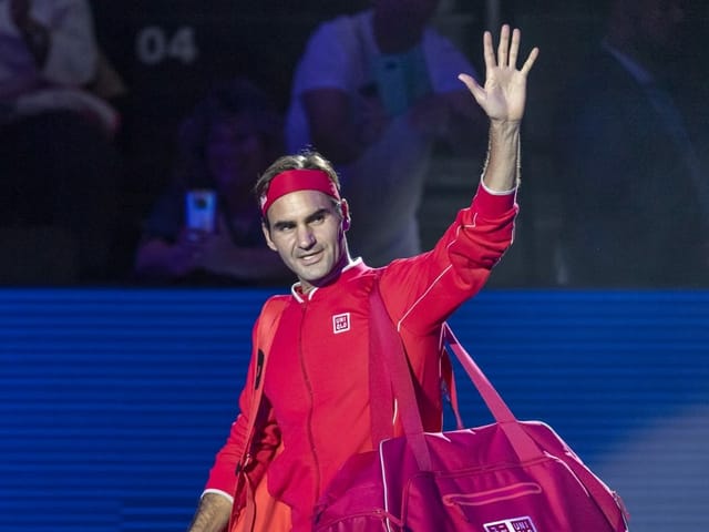 Roger Federer winkt.