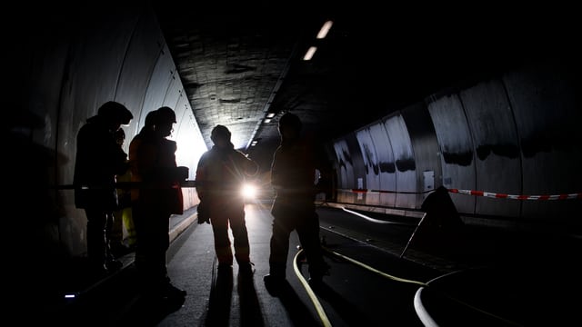 Einsatzkräfte im Tunnel. Einsatzkräfte im Tunnel.