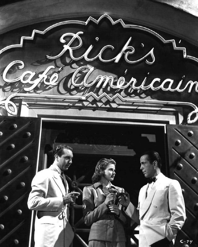 Vor Rick's Café im Film «Casablanca» stehen Humphrey Bogart und Ingrid Bergman. Vor Rick's Café im Film «Casablanca» stehen Humphrey Bogart und Ingrid Bergman.
