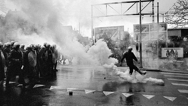 Grossaufgebot der Polizei 1980, Rauch am Boden, Einsatz mit Tränengas gegen eine Aktion der Quartiergruppe Luft und Lärm Grossaufgebot der Polizei 1980, Rauch am Boden, Einsatz mit Tränengas gegen eine Aktion der Quartiergruppe Luft und Lärm