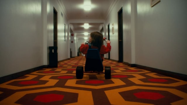 Danny fährt mit seinem Dreirad einen Flur des Overlook-Hotels herunter - wie in «The Shining». Danny fährt mit seinem Dreirad einen Flur des Overlook-Hotels herunter - wie in «The Shining».