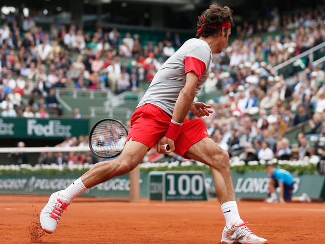 Roger Federer schlägt einen Tweener. Roger Federer schlägt einen Tweener.
