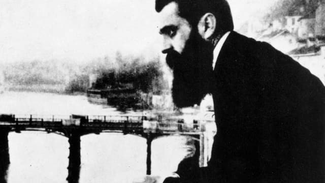 Theodor Herzl 1897 auf dem Balkon des Hotel Drei Könige. Theodor Herzl 1897 auf dem Balkon des Hotel Drei Könige.
