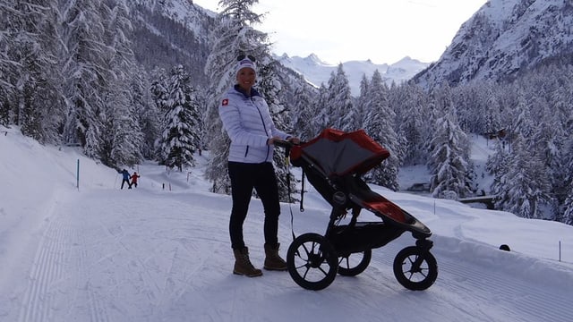 Selina Gasparin schiebt den Kinderwagen. Selina Gasparin schiebt den Kinderwagen.