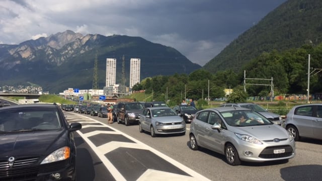 Autos sin l'A13 stattan salda. Davovart las turs dal City West. Autos sin l'A13 stattan salda. Davovart las turs dal City West.