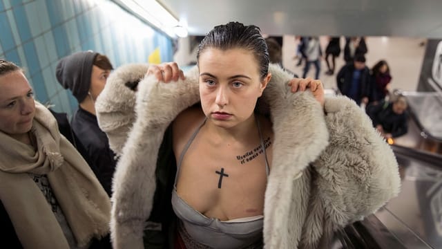 Eine junge Frau mit tiefem Ausschnitt und Pelzjacke. Eine junge Frau mit tiefem Ausschnitt und Pelzjacke.
