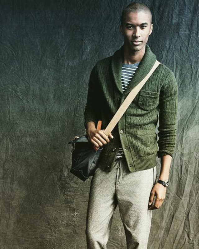 Mannmit beiger Trainerhose in Kombi mit marineshirt und Strickjacke