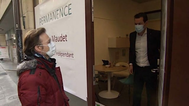 Pierre Maudet öffnet die Türe zu seiner Permanence in Genf Pierre Maudet öffnet die Türe zu seiner Permanence in Genf
