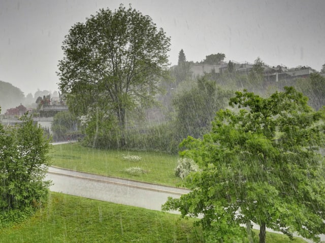 Strömender Regen fällt auf die Landschaft bei Baden. Strömender Regen fällt auf die Landschaft bei Baden.