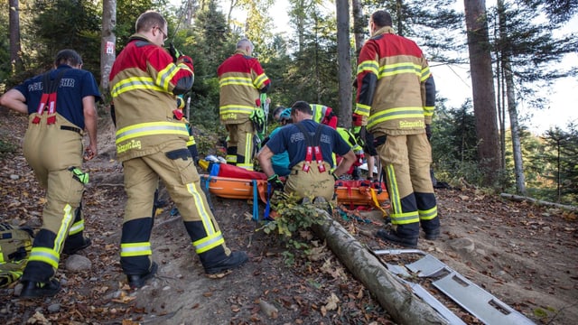 Die Freiwillige Feuerwehr der Stadt Zug bei der Bergung eines Bikers. Die Freiwillige Feuerwehr der Stadt Zug bei der Bergung eines Bikers.