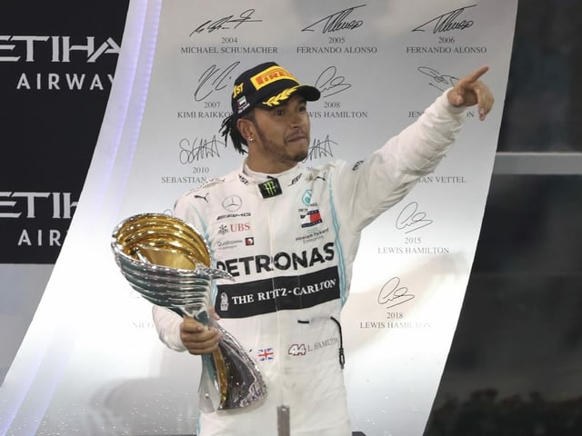 Lewis Hamilton mit Trophäe.