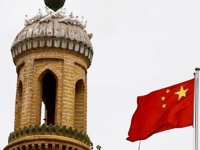 Chinesische Flagge vor dem Minarett der Id Kah-Moschee in Kaxgar, Xinjiang Chinesische Flagge vor dem Minarett der Id Kah-Moschee in Kaxgar, Xinjiang
