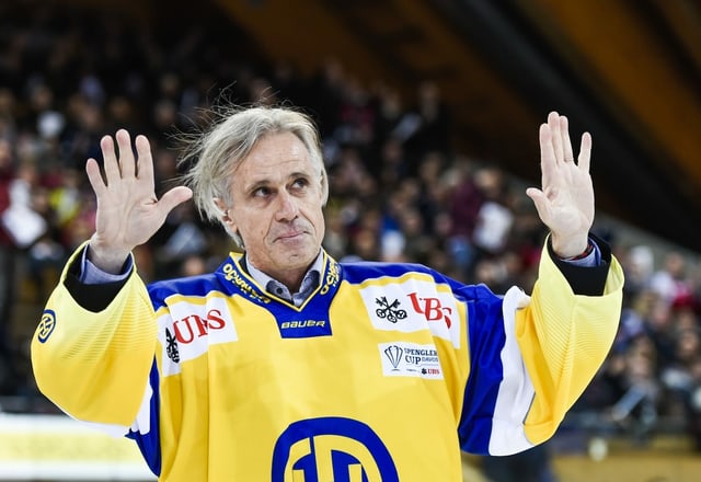 Fredi Pargätzi winkt mit HCD-Trikot ins Publikum. Fredi Pargätzi winkt mit HCD-Trikot ins Publikum.