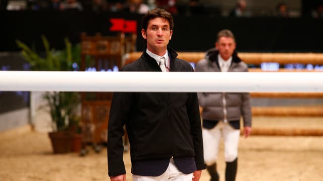 Springereit-Olympiasieger Steve Guerdat wurde von einem fremden Pferd getreten. Springereit-Olympiasieger Steve Guerdat wurde von einem fremden Pferd getreten.