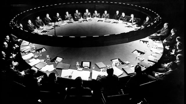 Ein riesiger Konferenztisch an dem Männer sitzen. Ein riesiger Konferenztisch an dem Männer sitzen.