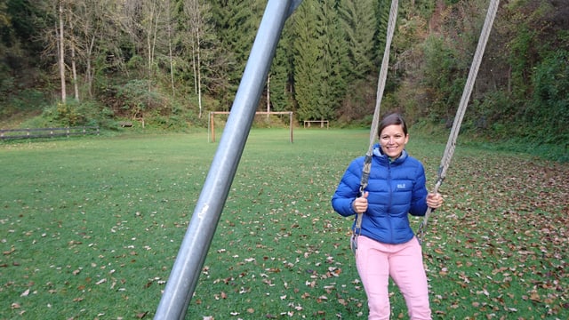 Silvia Capatt da Sport Kids Trin sin l'areal en la val Bergla nua ch'il parc motoric duai vegnir construì. Silvia Capatt da Sport Kids Trin sin l'areal en la val Bergla nua ch'il parc motoric duai vegnir construì.