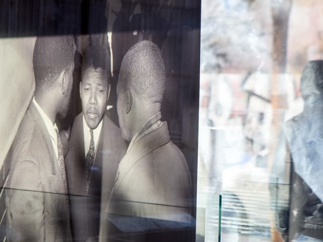 Schwarz-weiss Foto, durch ein Fenster fotografiert. Schwarz-weiss Foto, durch ein Fenster fotografiert.