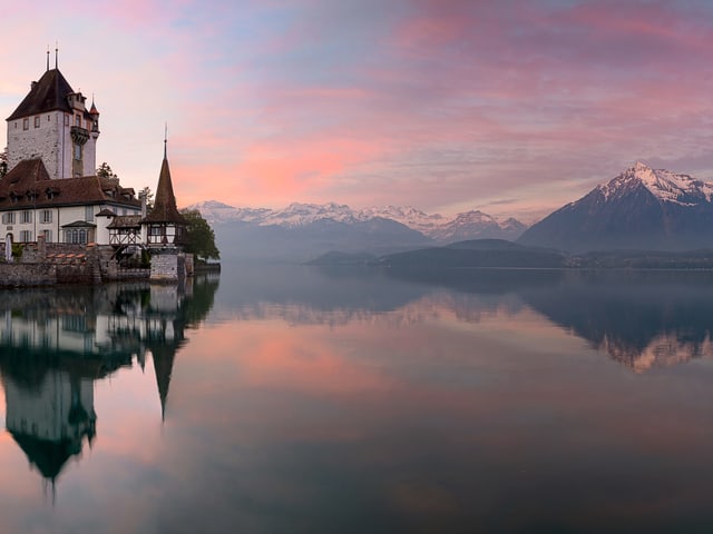 Schloss am See mit Blick in Richtung Berge