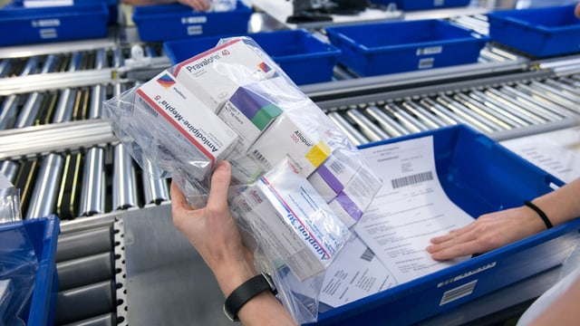 Mitarbeiterin in der Versandapotheke Mitarbeiterin in der Versandapotheke