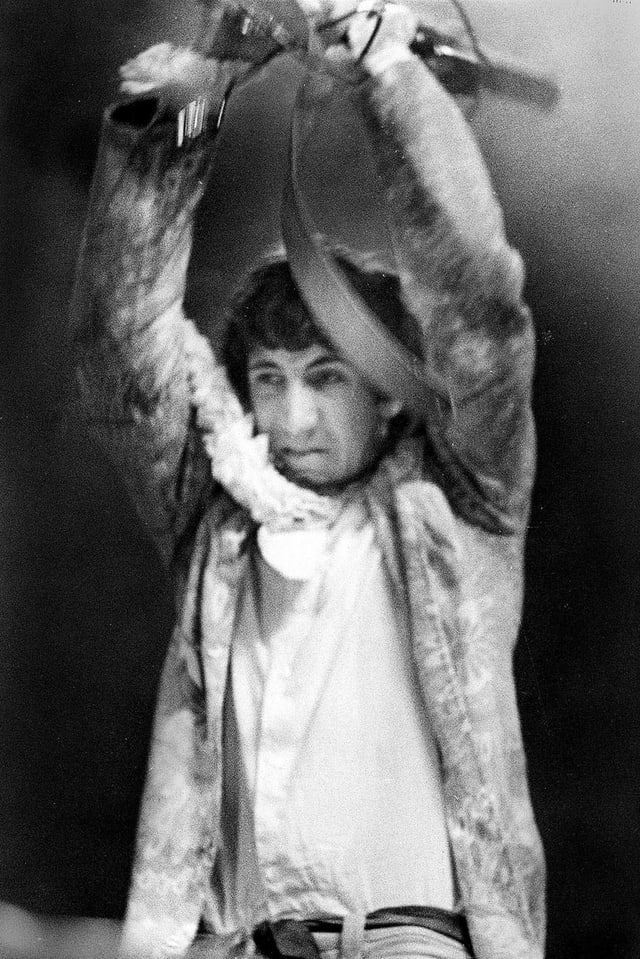 Pete Townshend zertrümmert seine Gitarre Pete Townshend zertrümmert seine Gitarre