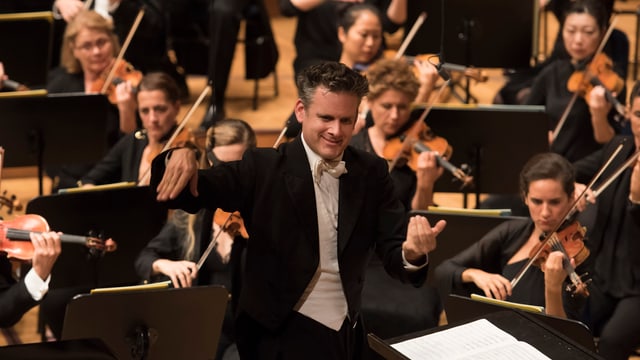 Philippe Jordan dirigiert das Orchestre de l'Opéra national de Paris im KKL. Philippe Jordan dirigiert das Orchestre de l'Opéra national de Paris im KKL.