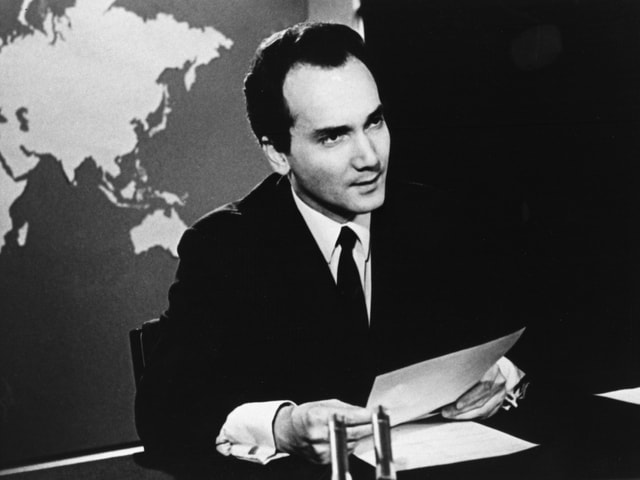In giuven Huber en il studio da televisiun. In giuven Huber en il studio da televisiun.