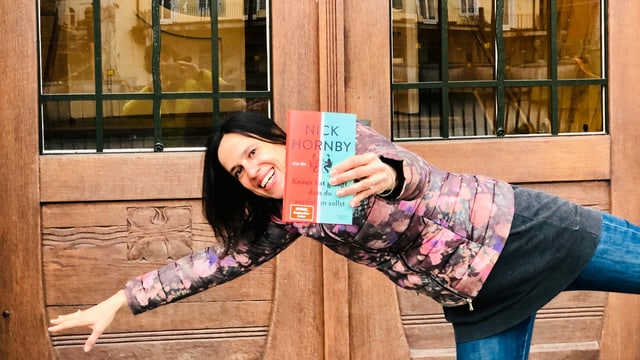 Annette König hält den Roman «Keiner hat gesagt, dass du ausziehen sollst» von Nick Hornby weit von sich. Und hat Mühe dabei die Balance zu halten. Annette König hält den Roman «Keiner hat gesagt, dass du ausziehen sollst» von Nick Hornby weit von sich. Und hat Mühe dabei die Balance zu halten.