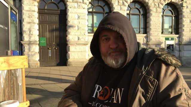 Mann mit Kapuzenpulli auf Strasse Mann mit Kapuzenpulli auf Strasse