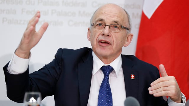 Bundesrat Ueli Maurer an der Medienkonferenz gestikulierend. Bundesrat Ueli Maurer an der Medienkonferenz gestikulierend.
