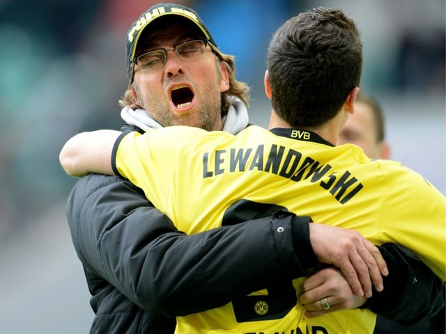 Jürgen Klopp und Robert Lewandowski, 2012 nach einem Sieg von Dortmund gegen Wolfsburg. Jürgen Klopp und Robert Lewandowski, 2012 nach einem Sieg von Dortmund gegen Wolfsburg.