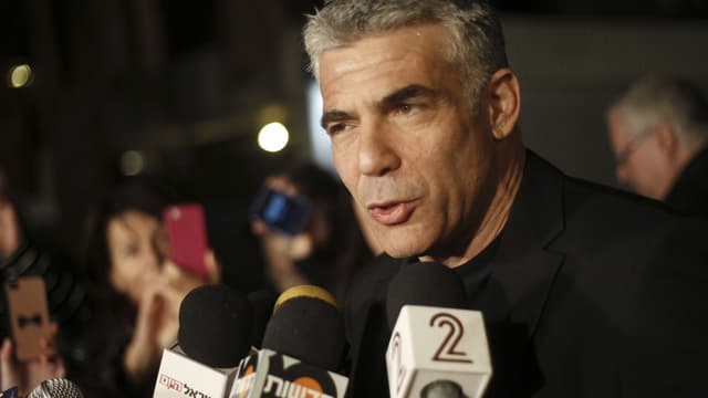 Jair Lapid gibt Interviews. Jair Lapid gibt Interviews.