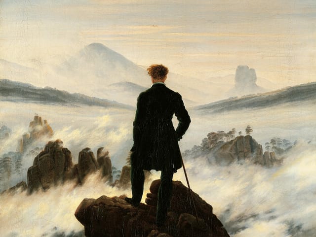 Bild eines Mannes, der auf einem Felsen steht und auf ein Nebelmeer schaut. Bild eines Mannes, der auf einem Felsen steht und auf ein Nebelmeer schaut.
