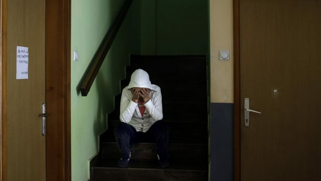 Symbolbild - Frau mit Händen vor Gesicht Symbolbild - Frau mit Händen vor Gesicht