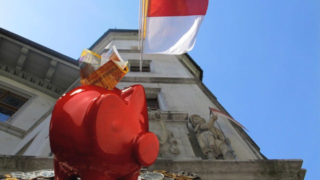 Sparschwein vor dem Solothurner Rathaus (Montage) Sparschwein vor dem Solothurner Rathaus (Montage)